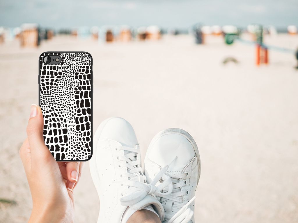 iPhone SE 2022 | SE 2020 | 7/8 Dierenprint Telefoonhoesje Slangenprint in hand op het strand met sneakers
