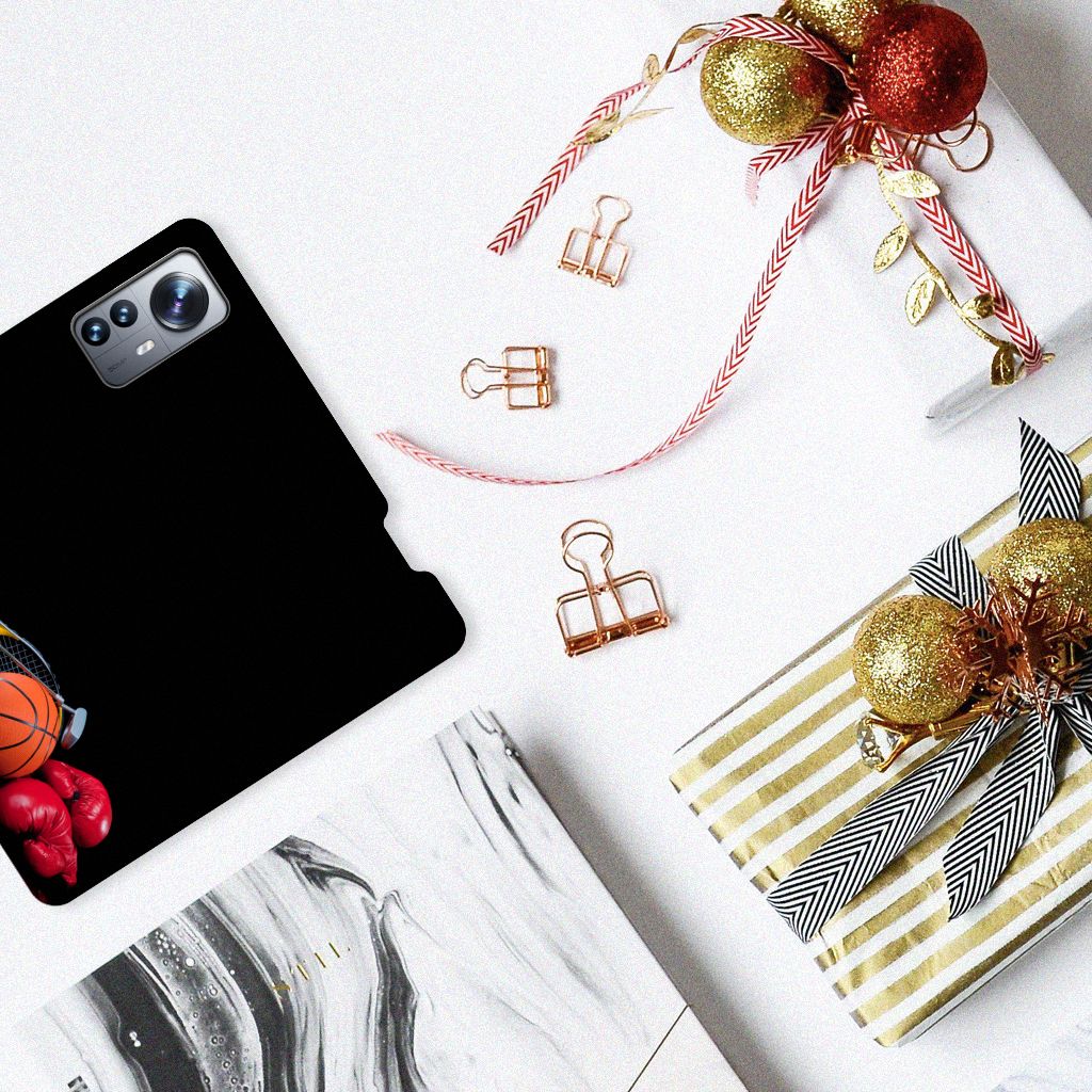 Xiaomi 12 Pro Hippe Standcase Sports met basketbal en sportdesigns op een tafel met cadeau's en decoraties.