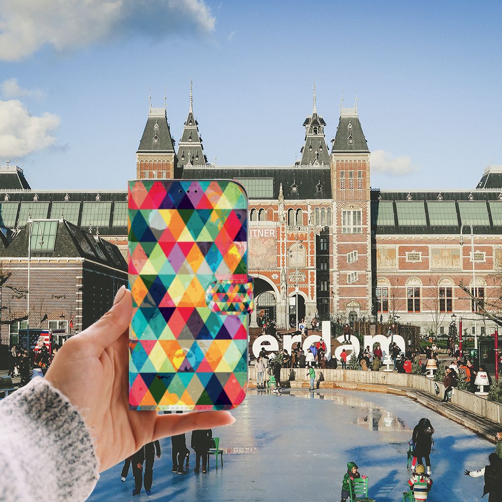 Hand holding a kleurrijk iPhone 13 Pro Max Telefoon Hoesje Geruit voor het Rijksmuseum in Amsterdam.