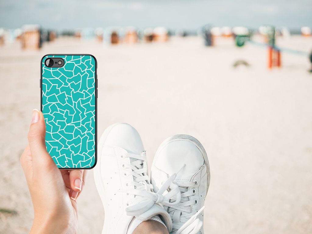 iPhone SE 2022 | SE 2020 | 7/8 Leuk Telefoonhoesje Cracks Blue op een strand met sneakers