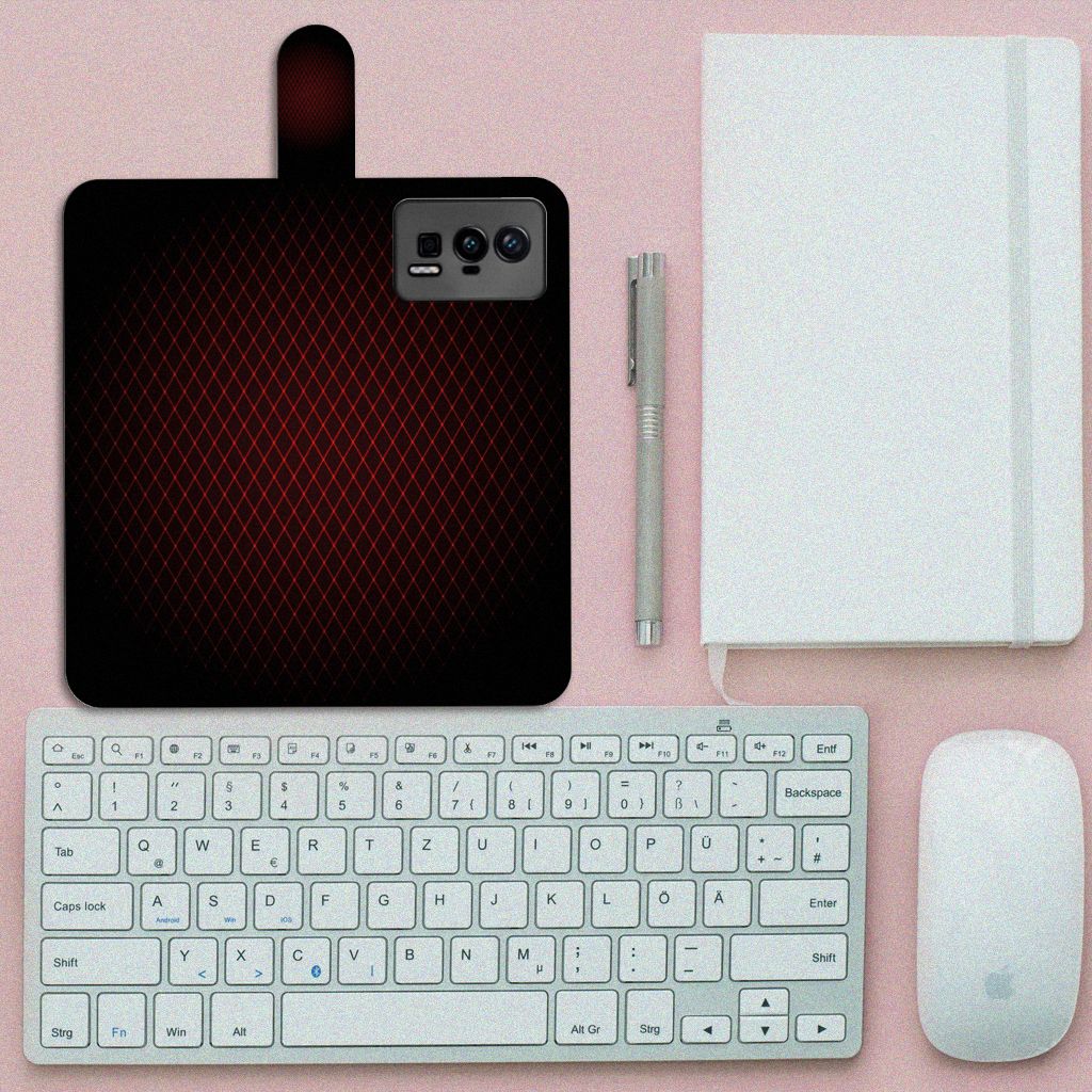 Xiaomi Poco F5 Pro Telefoon Hoesje Geruit Rood naast een toetsenbord en muis op een bureau.