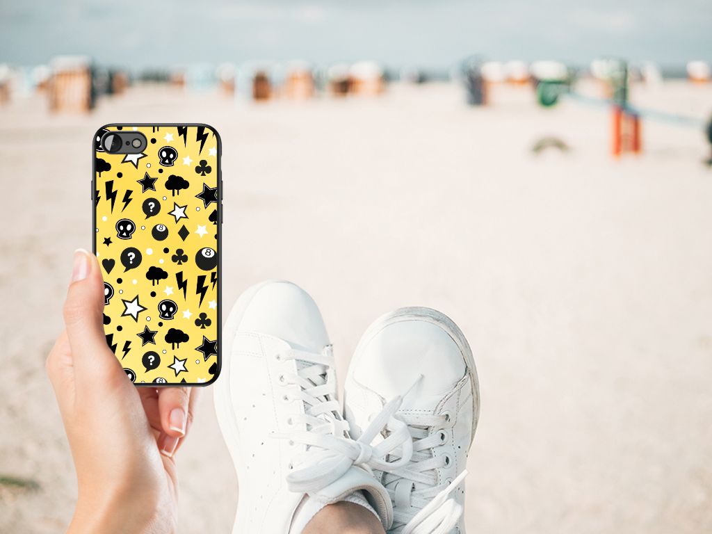 Telefoonhoesje iPhone SE 2022 | SE 2020 | 7/8 Punk Geel op het strand met sneakers, schokkend en stijlvol ontwerp.