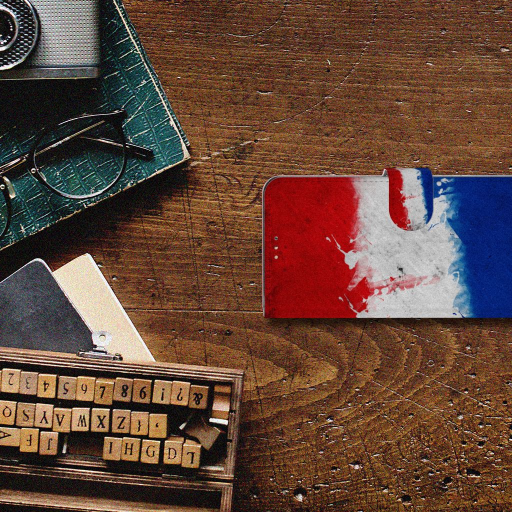 Samsung Galaxy A42 5G Bookstyle Case Nederland met artistiek design van de Nederlandse vlag op een houten tafel.