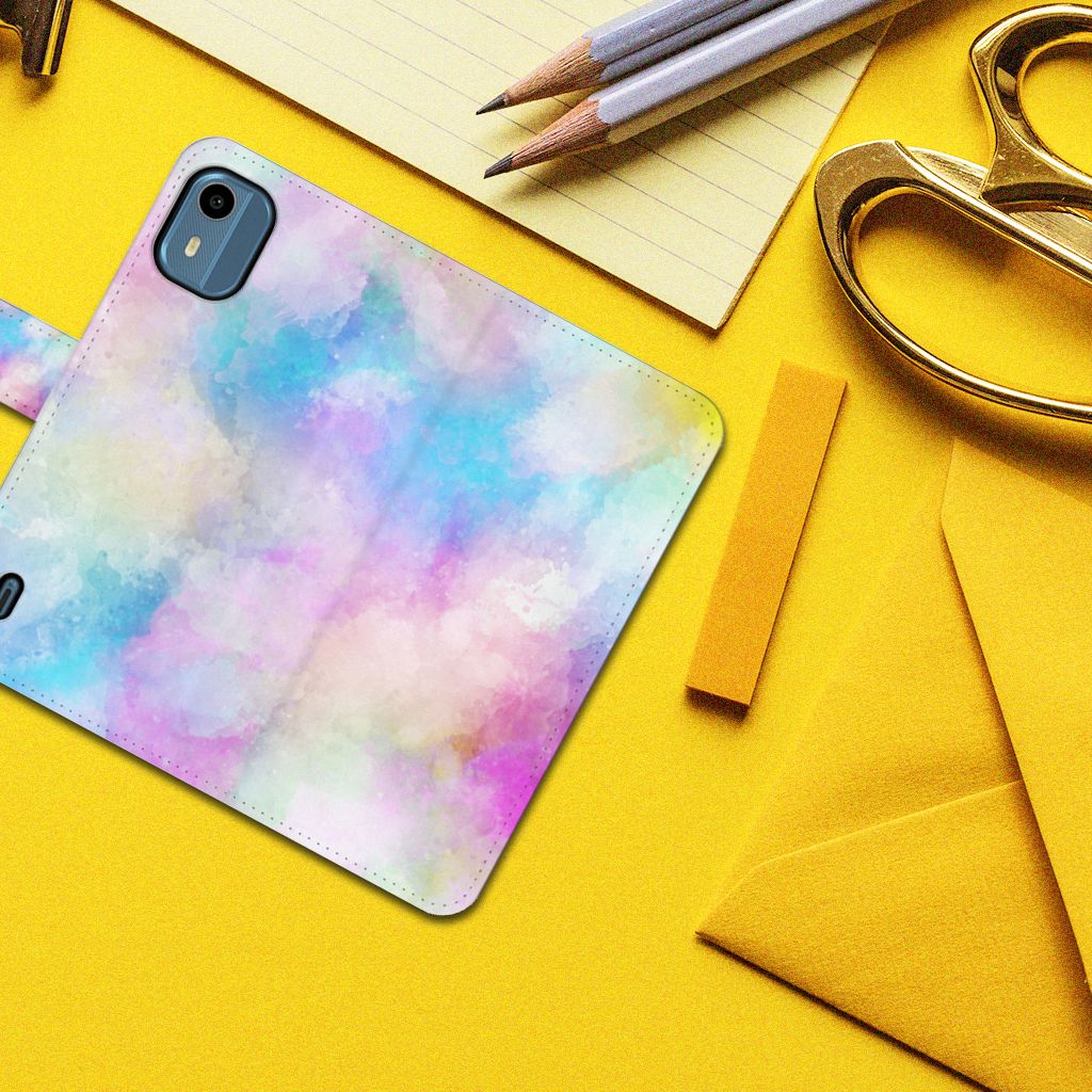 Hoesje Nokia C12 Watercolor Light in pastelkleuren met pasjeshouder op een gele achtergrond.