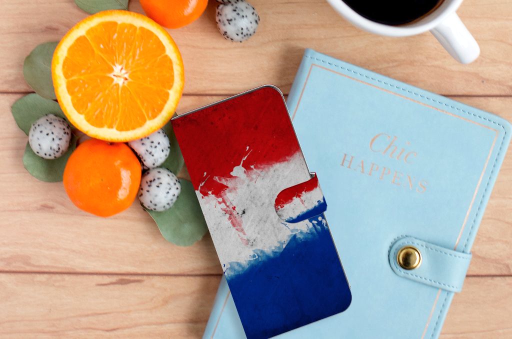 OPPO A58 4G Bookstyle Case Nederland met Nederlandse vlag, gestyled op een tafel met fruit en notitieboekje.