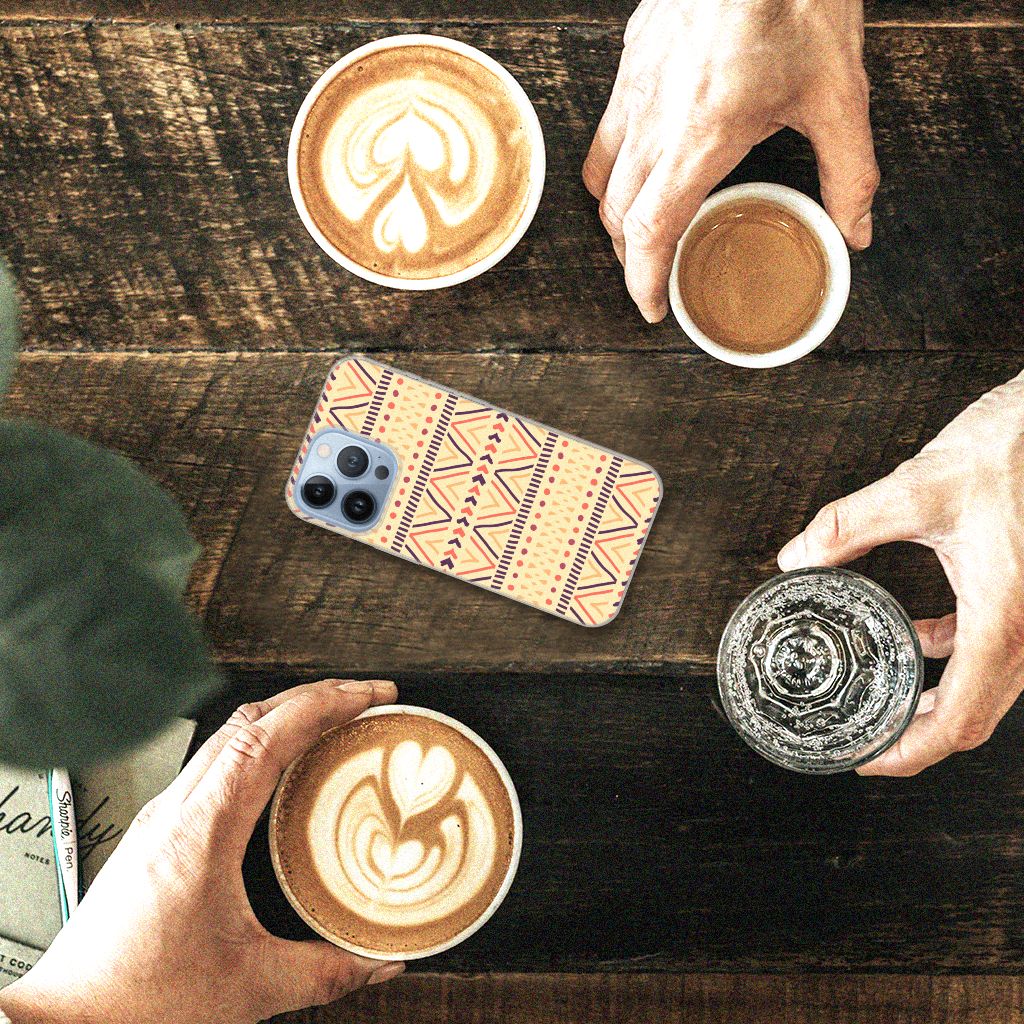 Apple iPhone 13 Pro TPU bumper Aztec Yellow design op tafel met koffie