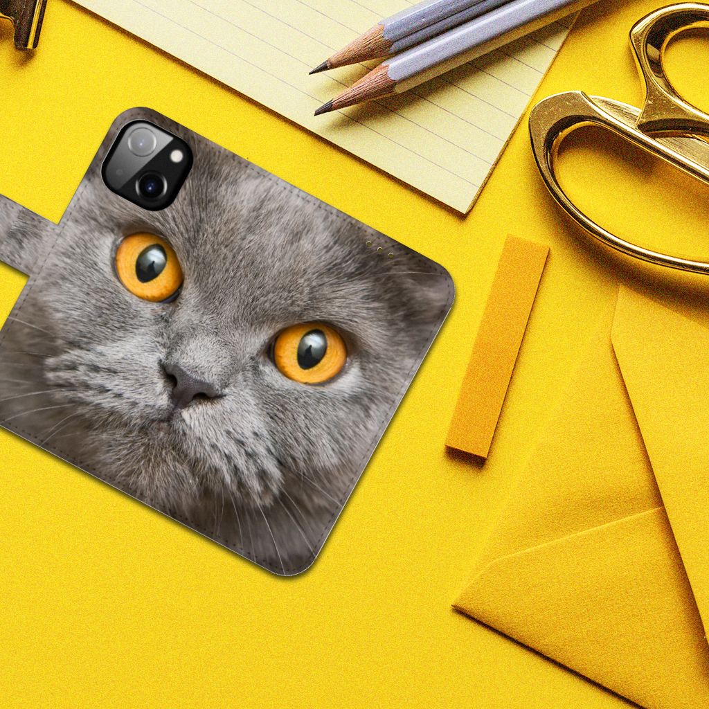 Telefoonhoesje met Pasjes Apple iPhone 14 Britse Korthaar met grijze kat met oranje ogen op gele achtergrond.