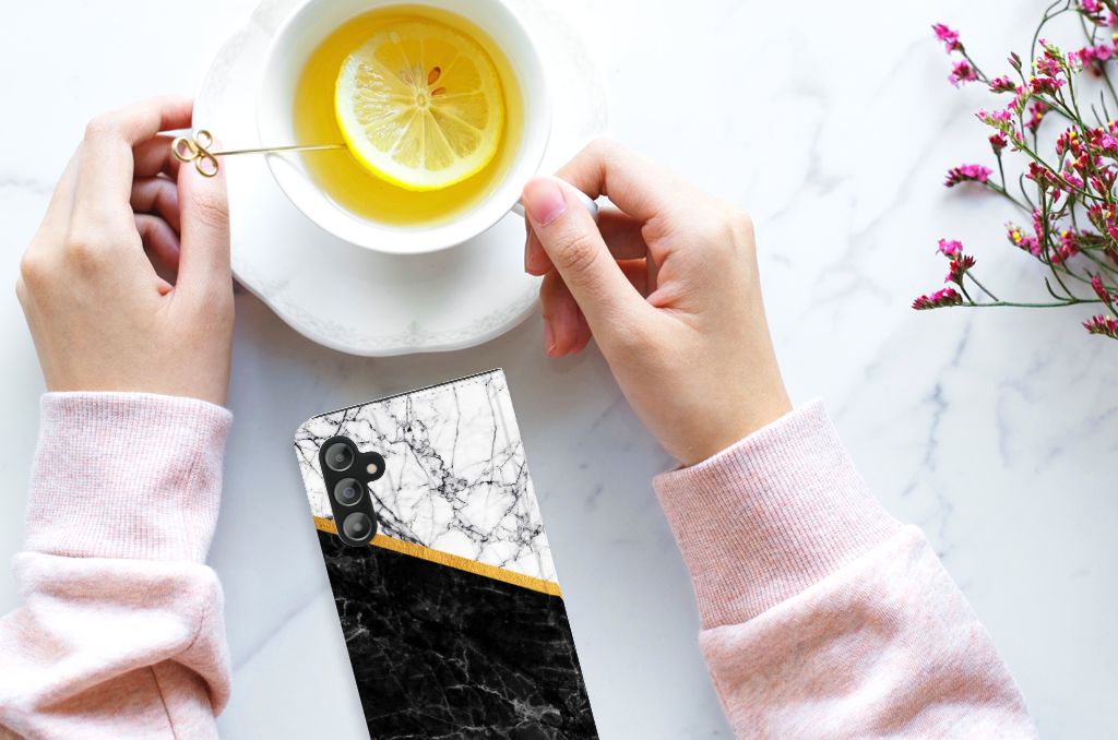 Samsung Galaxy A14 4G Standcase Marmer Wit Zwart - Origineel Cadeau Man met zwarte en witte marmerprint op tafel.