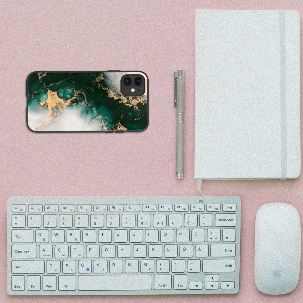 Marmeren Print Telefoonhoesje voor iPhone 11 Marmer Groen op een bureau met toetsenbord en notitieboek.