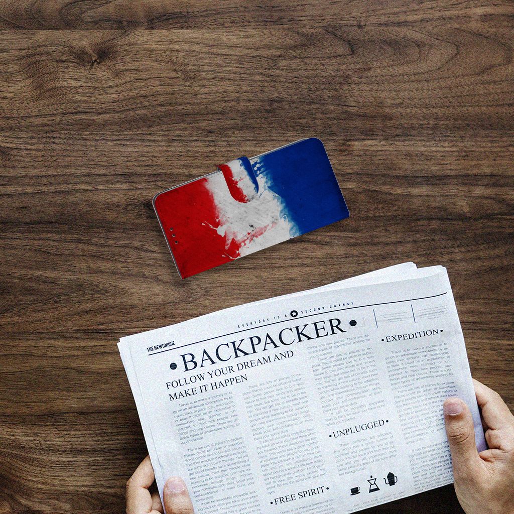 Samsung Galaxy M31 Bookstyle Case Nederland met artistieke Nederlandse vlag op houten tafel met krant