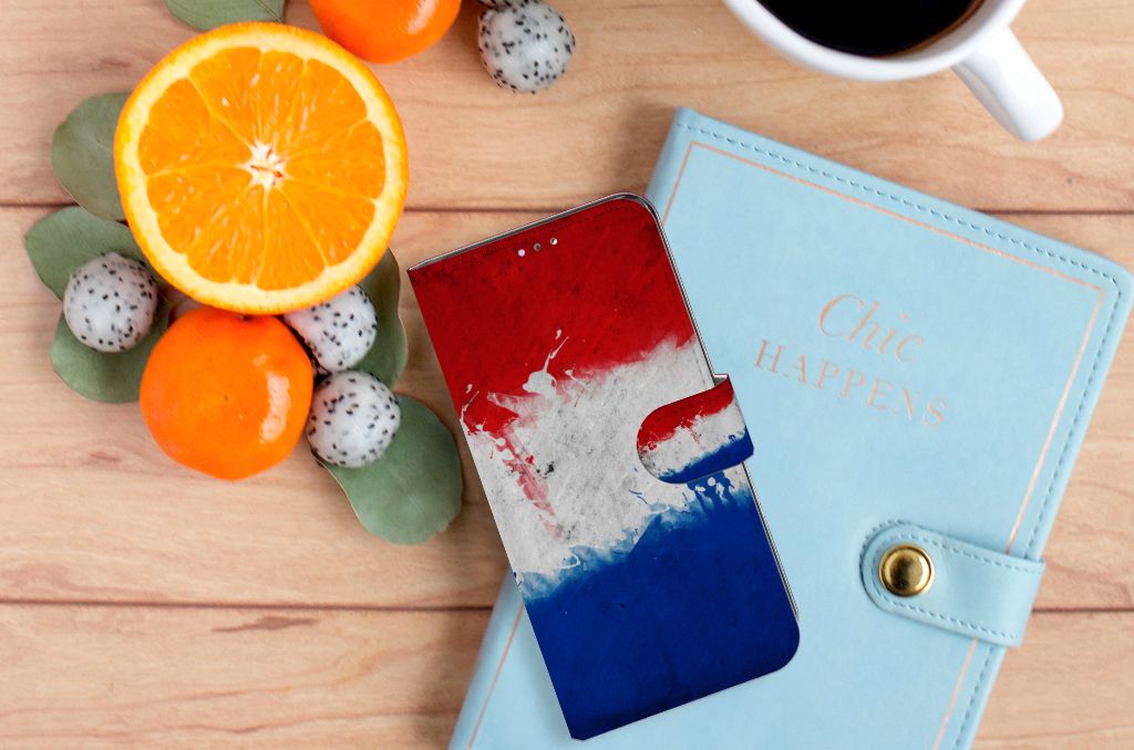 Samsung Galaxy A32 4G Bookstyle Case Nederland op een tafel met fruit en een notitieboekje.