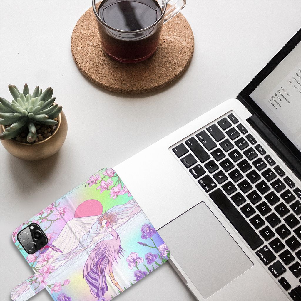 iPhone 13 Pro Max Telefoonhoesje met Pasjes Bird op bureau met laptop en plantaardig decor