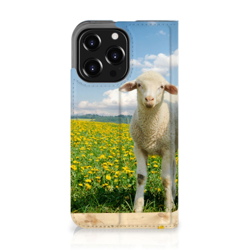 iPhone 13 Pro Hoesje maken Schaap en Lammetje met schattig lammetje op een bloemig veld.