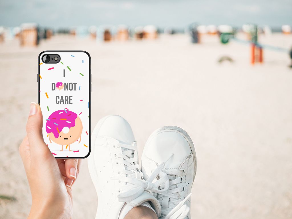 iPhone SE 2022 | SE 2020 | 7/8 Back Cover Hoesje Donut Roze met een kleurrijk donutdesign op een strand.