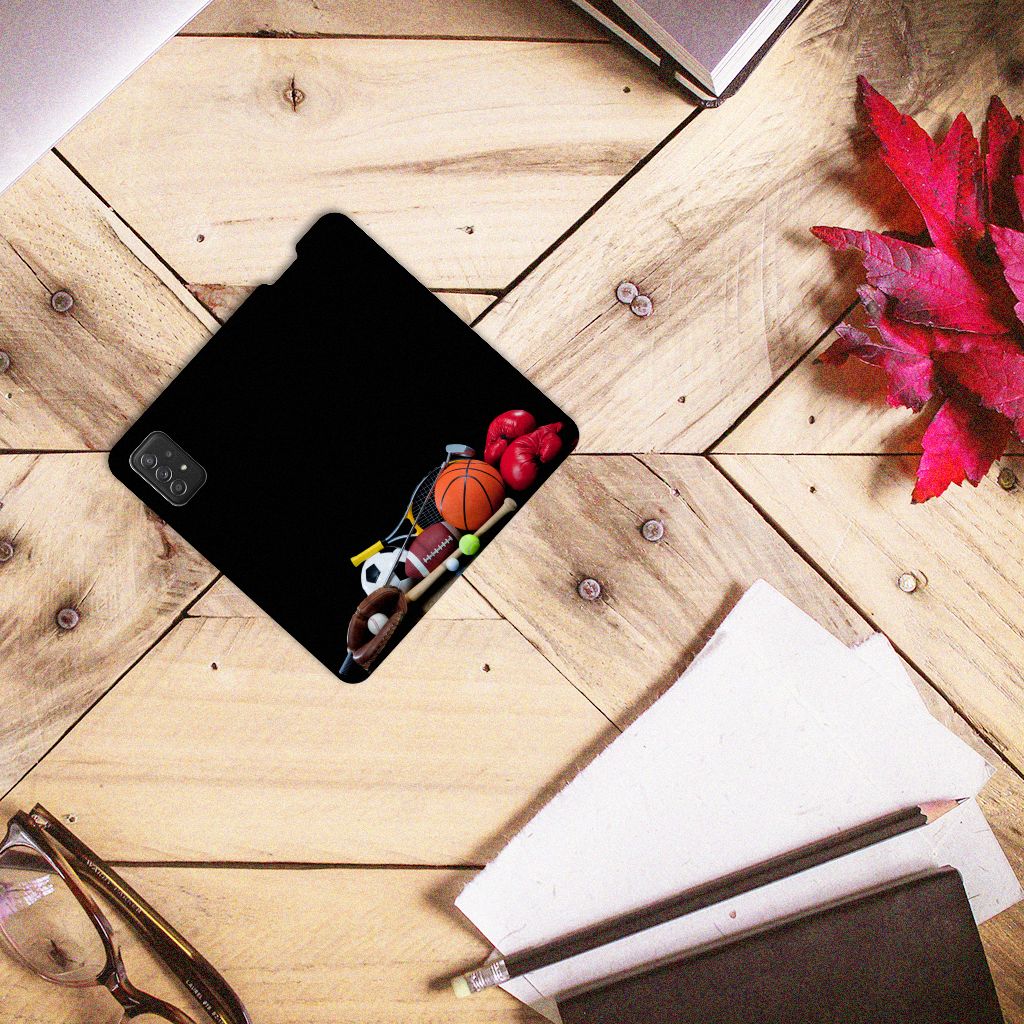 Samsung Galaxy A03s Hippe Standcase Sports met sportuitrusting en accessoires op houten tafel