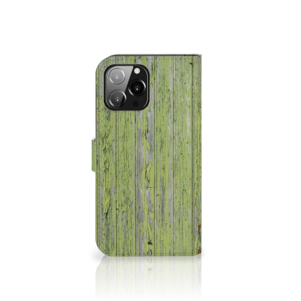 iPhone 13 Pro Max Book Style Case Green Wood met een levendig groen houten design 🌳