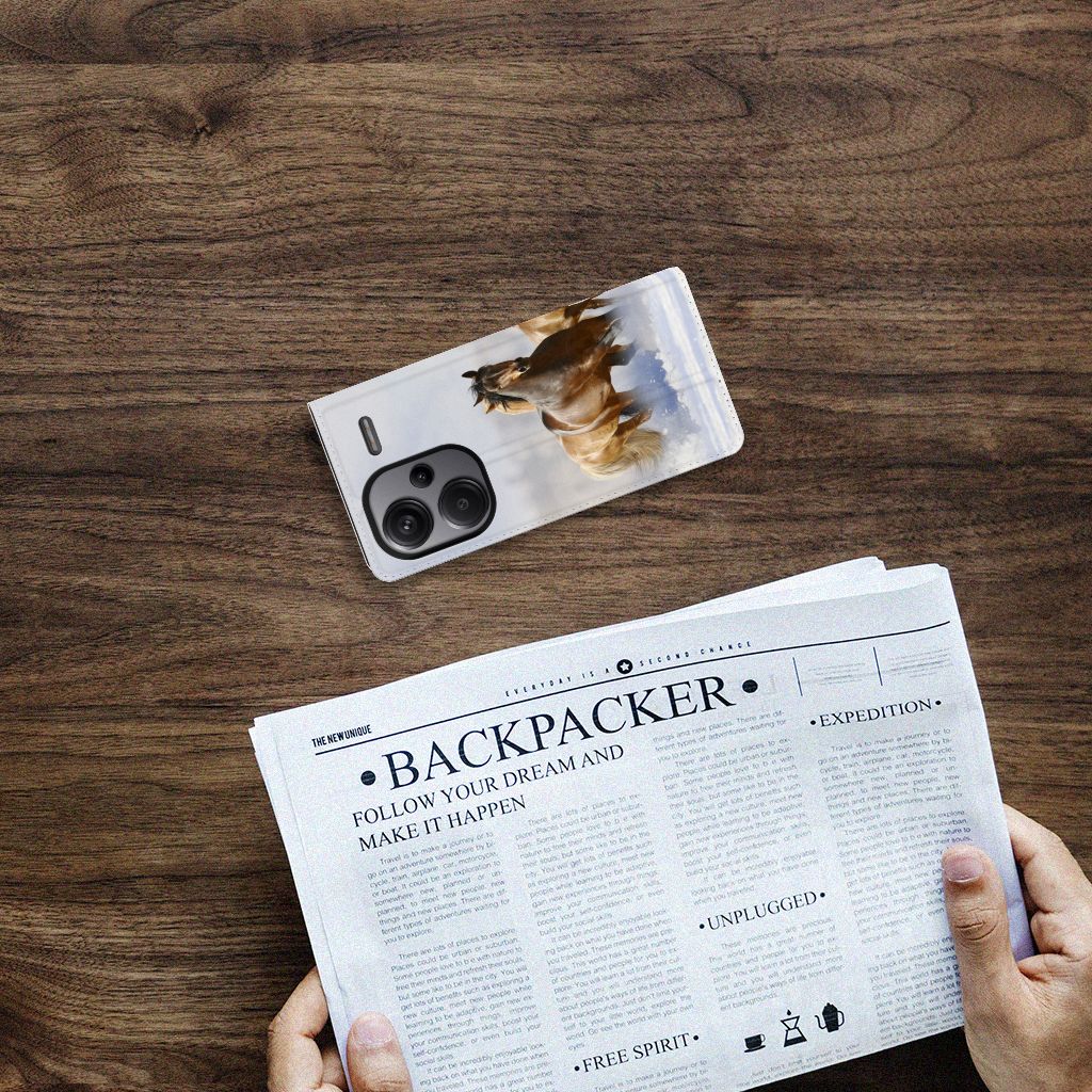 Xiaomi Redmi Note 13 Pro Plus Hoesje maken Paarden met een afbeelding van een paard op een houten tafel.