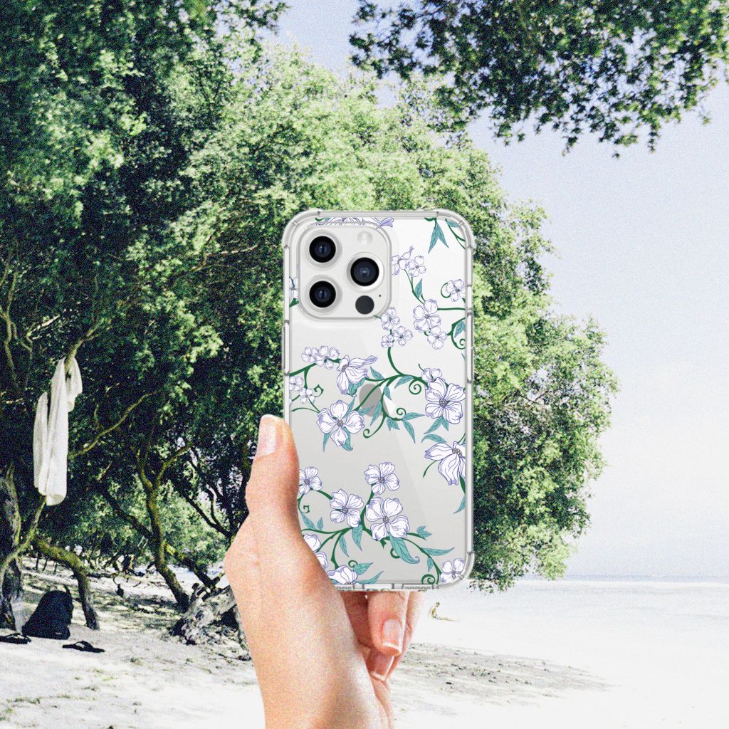 iPhone 13 Pro Max Uniek Case Blossom White met witte bloemen op een multifunctionele achtergrond.