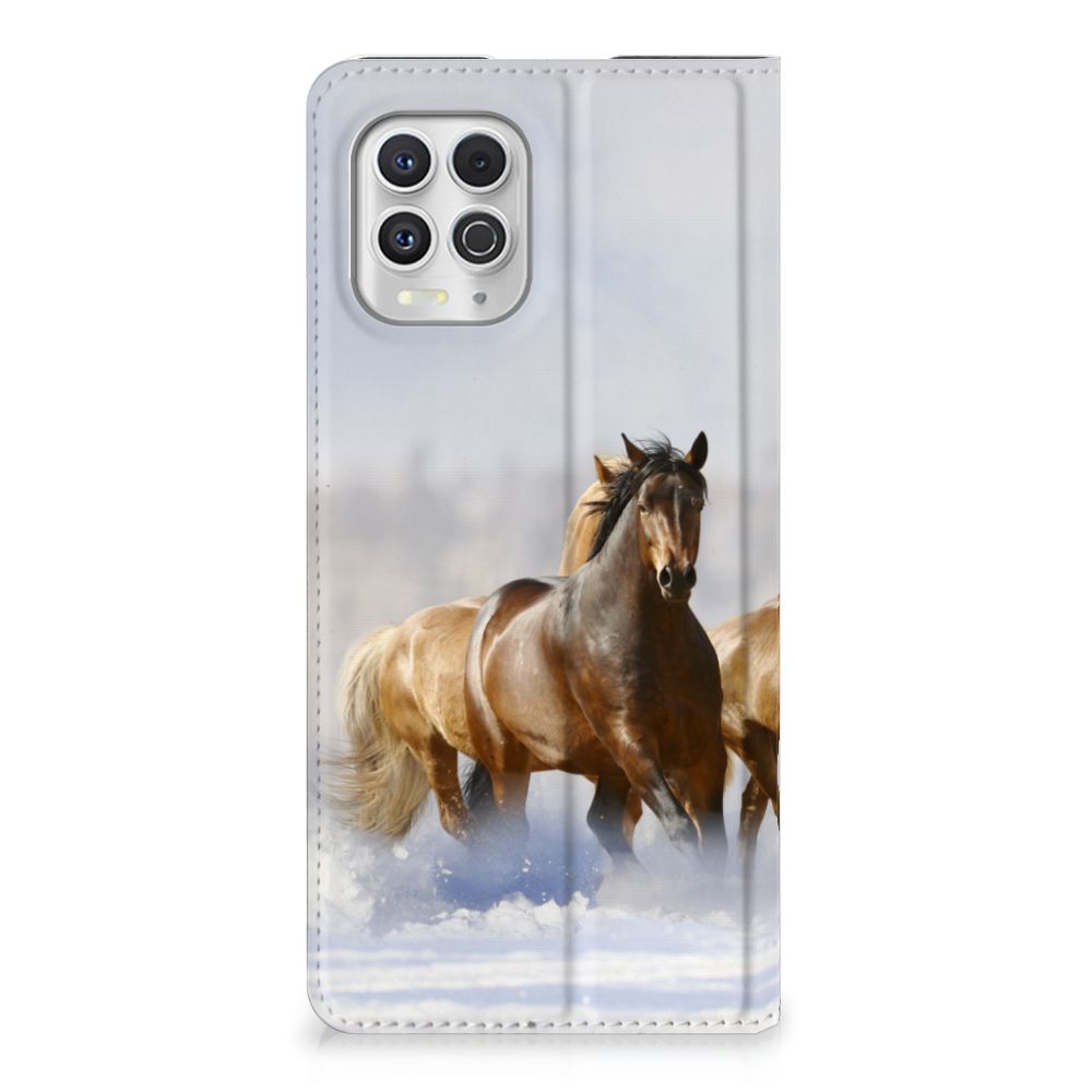 Motorola Moto G100 Hoesje maken Paarden met een prachtig design van rijdende paarden in een natuurlijke omgeving.