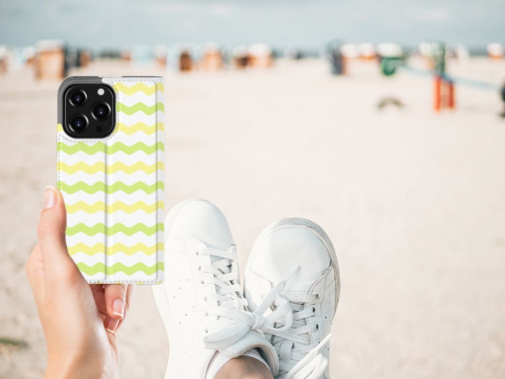 iPhone 13 Pro Hoesje met Magneet Waves Yellow - B2C Telecom