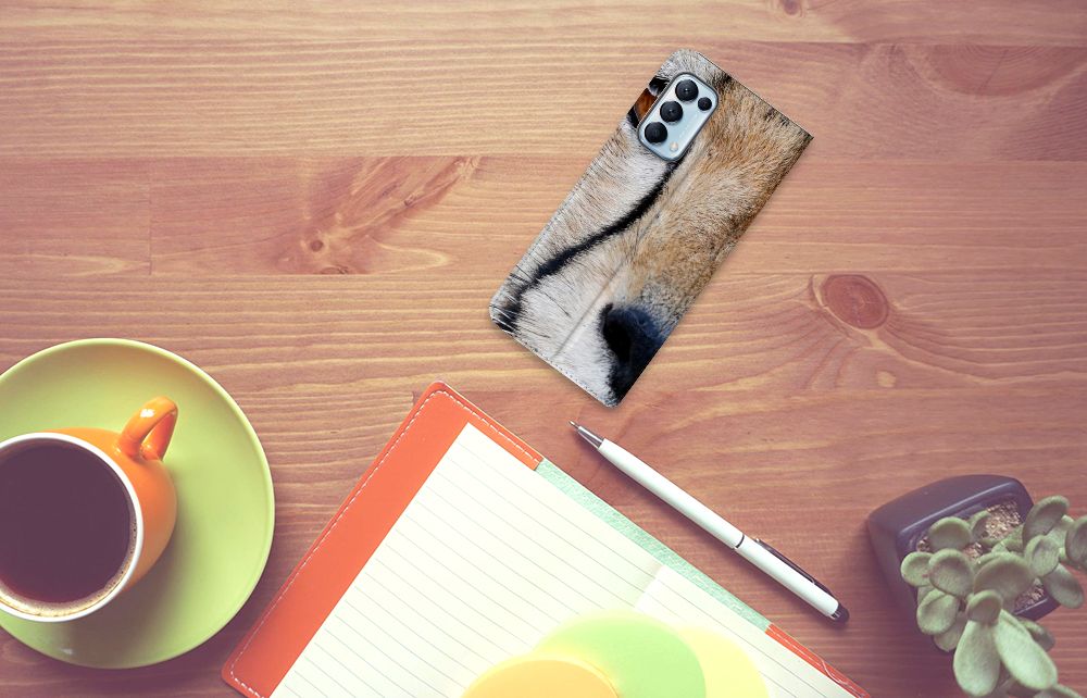OPPO Find X3 Lite Hoesje maken Cheetah op een houten bureau met koffie en kantoorbenodigdheden.