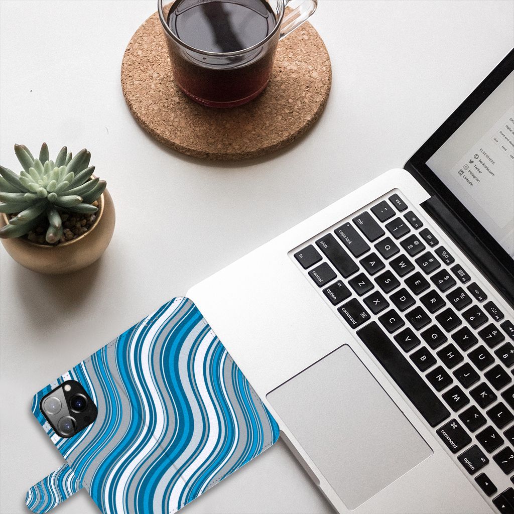 iPhone 14 Pro Telefoon Hoesje Waves Blue met golvende blauwe design op een bureau met laptop en plant 🌊.