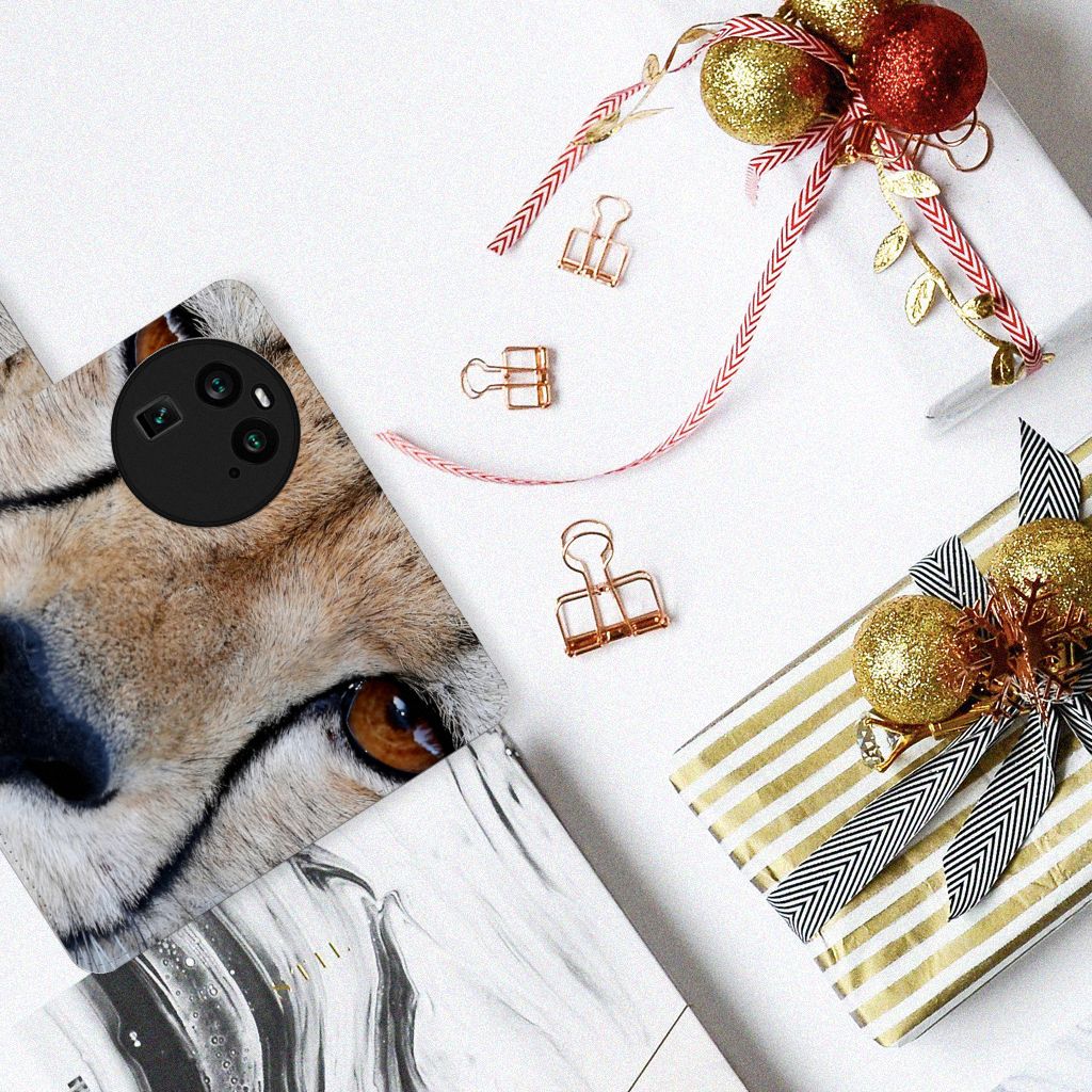 OPPO Find X6 Telefoonhoesje met Pasjes Cheetah in een stijlvolle setting met geschenken.