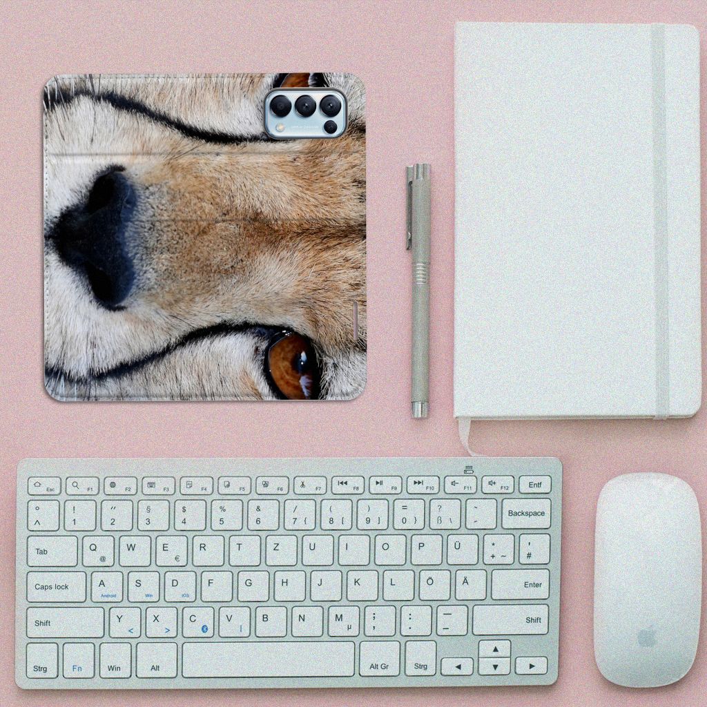 OPPO Find X3 Lite Hoesje maken Cheetah met close-up afbeelding van jachtluipaard op bureau met toetsenbord en notitieboek.