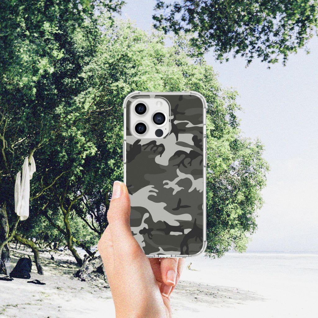 iPhone 13 Pro Max Doorzichtige Silicone Hoesje Army Light met camouflage design in hand, perfect voor actieve gebruikers.