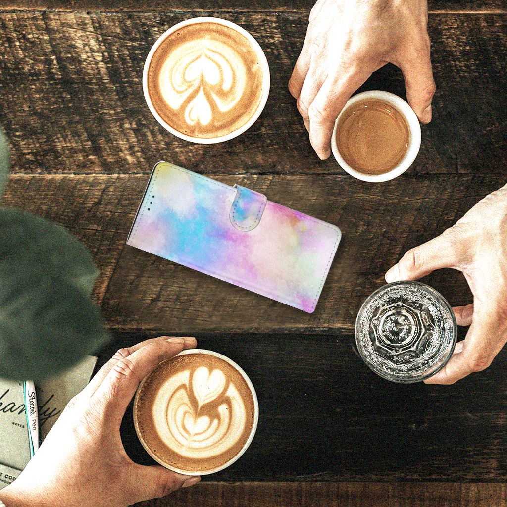 Hoesje Sony Xperia 5III Watercolor Light met pastelkleuren, geplaatst op een houten tafel met koffiekopjes.