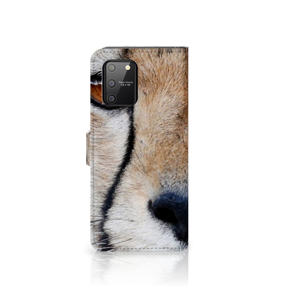 Samsung S10 Lite Telefoonhoesje met Pasjes Cheetah close-up afbeelding van een cheeta op het hoesje.