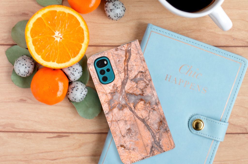 Motorola Moto G22 Standcase Marmer Oranje - B2C Telecom