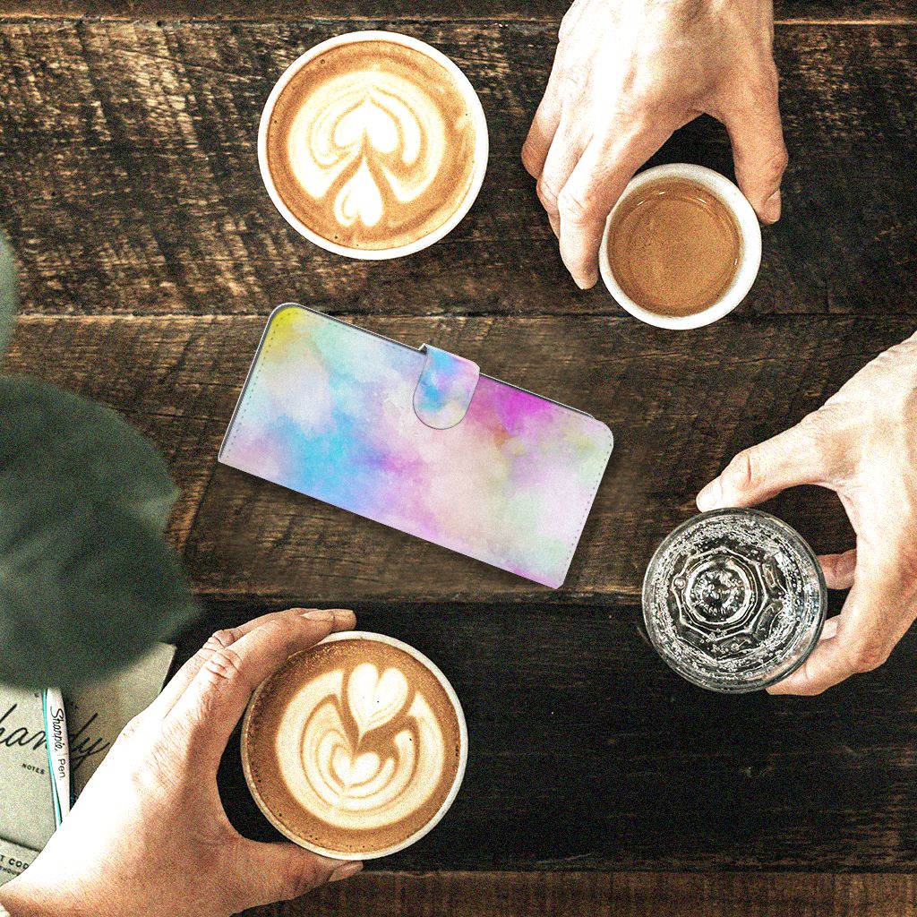 Hoesje Xiaomi Redmi Note 12S Watercolor Light op een tafel met koffie en latte art, trendy en kleurrijk ontwerp.