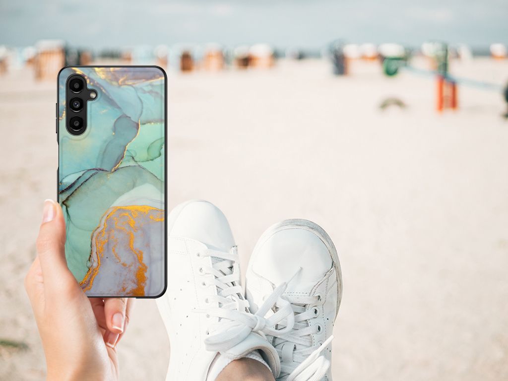 Kleurrijke Telefoonhoesje voor Samsung Galaxy A14 5G Watercolor Mix in hand op strand met sneakers