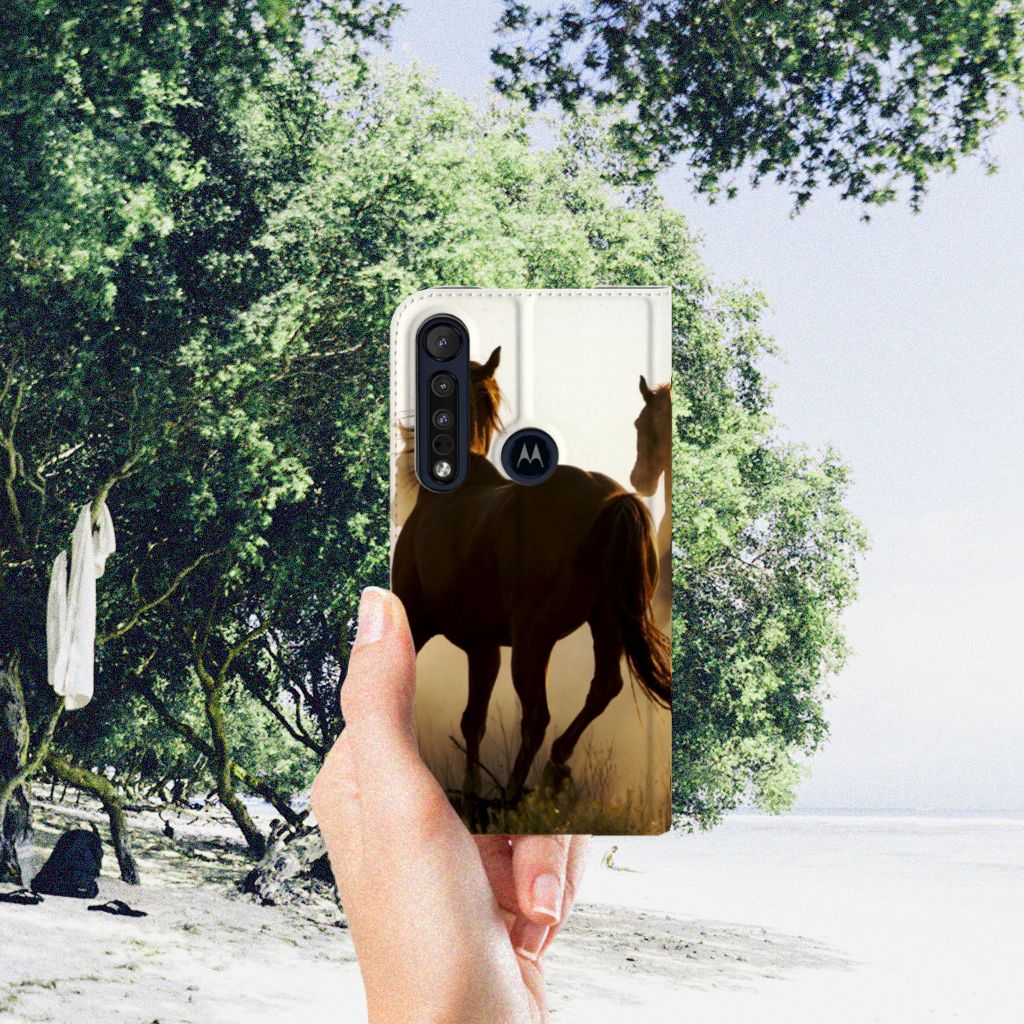 Motorola G8 Plus Hoesje maken Design Cowboy met paardenprint in een natuurlijke omgeving