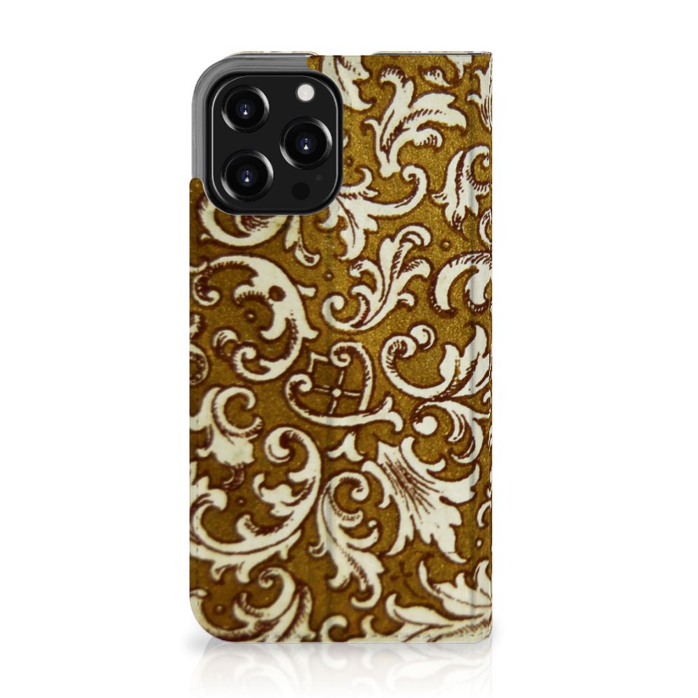 Telefoon Hoesje iPhone 13 Pro Max Barok Goud met prachtige baroktekeningen op een goudkleurige achtergrond.