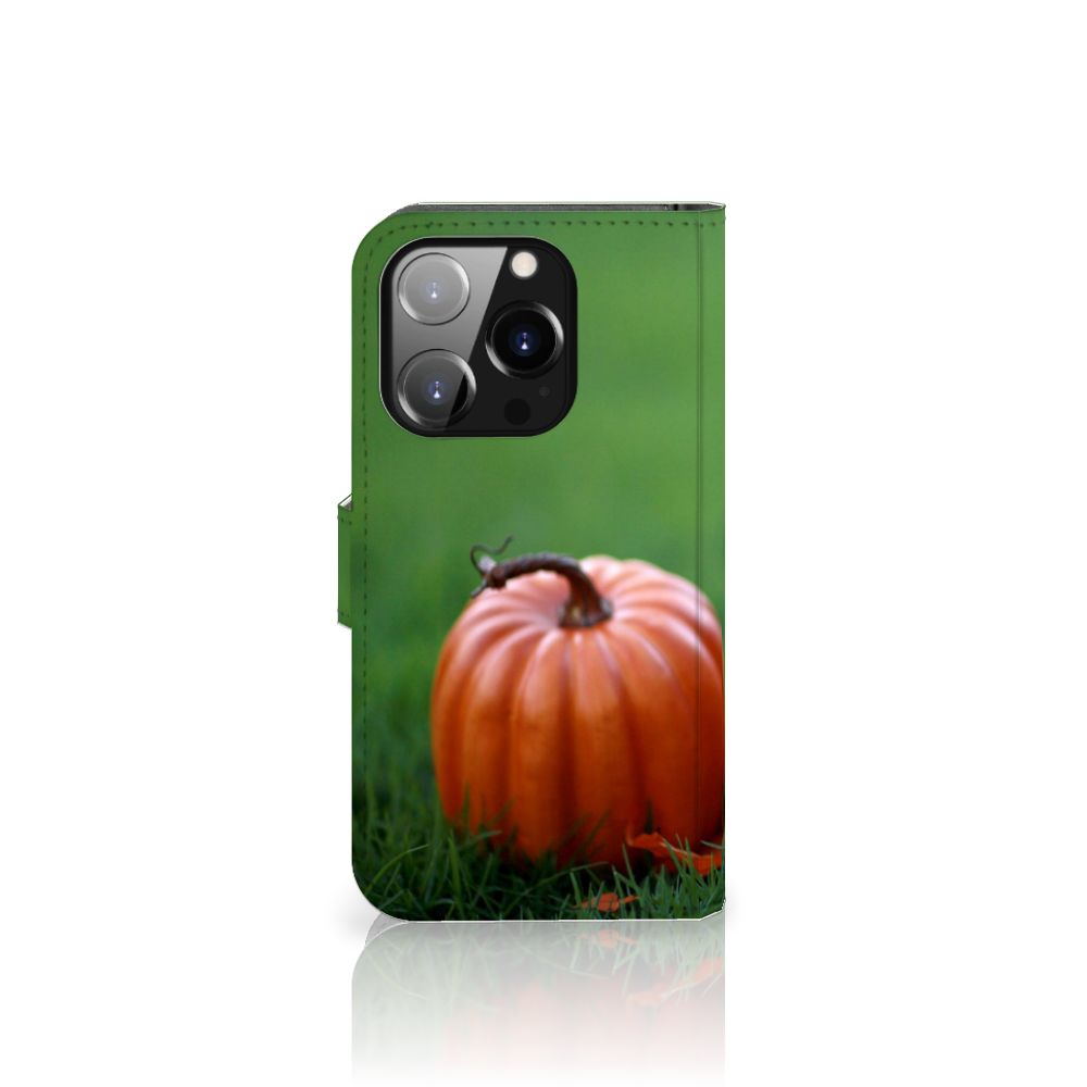 iPhone 14 Pro Telefoonhoesje met Pasjes Kitten op een achtergrond van een pompoen.