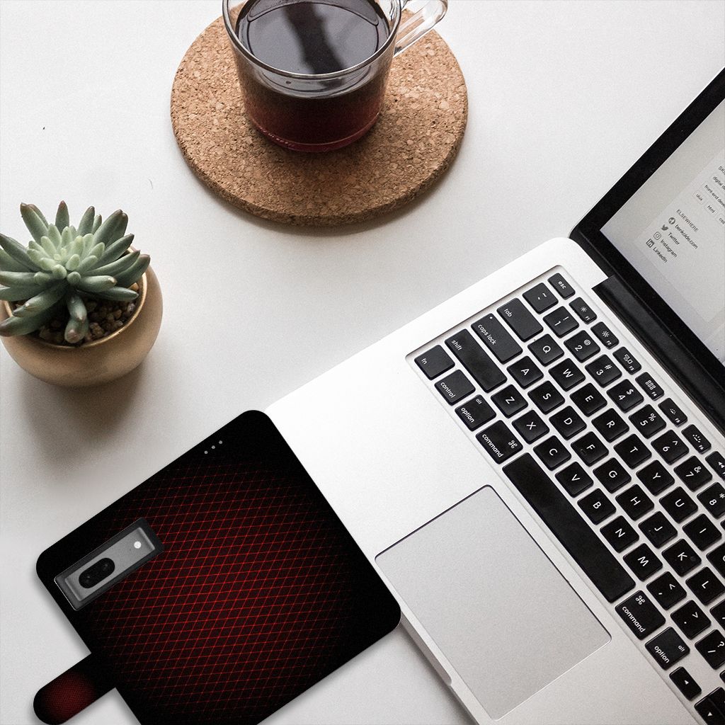 Google Pixel 7 Telefoon Hoesje Geruit Rood naast een laptop en een glas koffie op een bureau.
