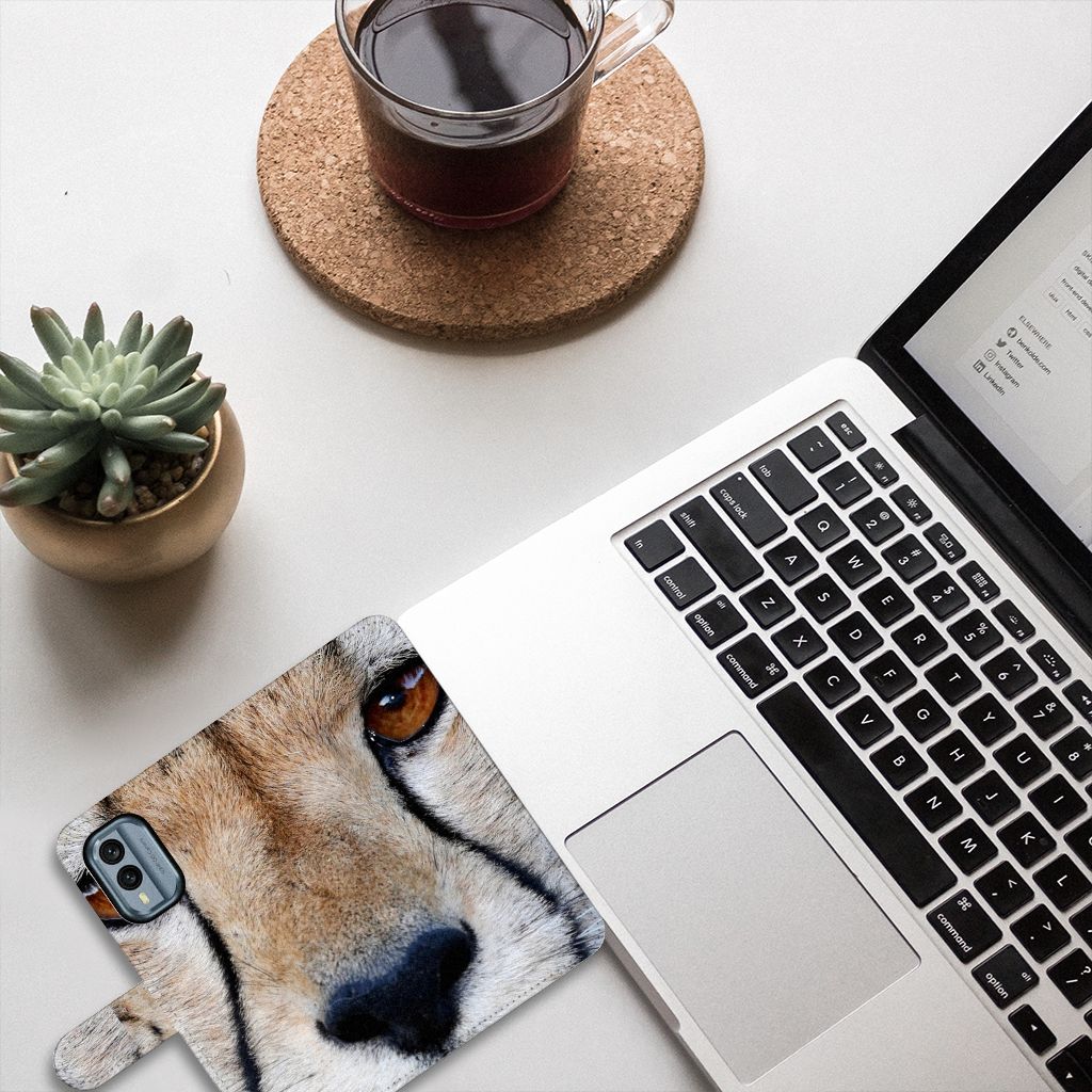 Nokia X30 Telefoonhoesje met Pasjes Cheetah op bureau met laptop en plant