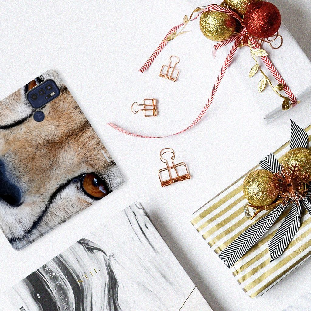 Motorola Moto G60s Hoesje maken Cheetah met close-up van cheetah print op smartphone case op een tafel