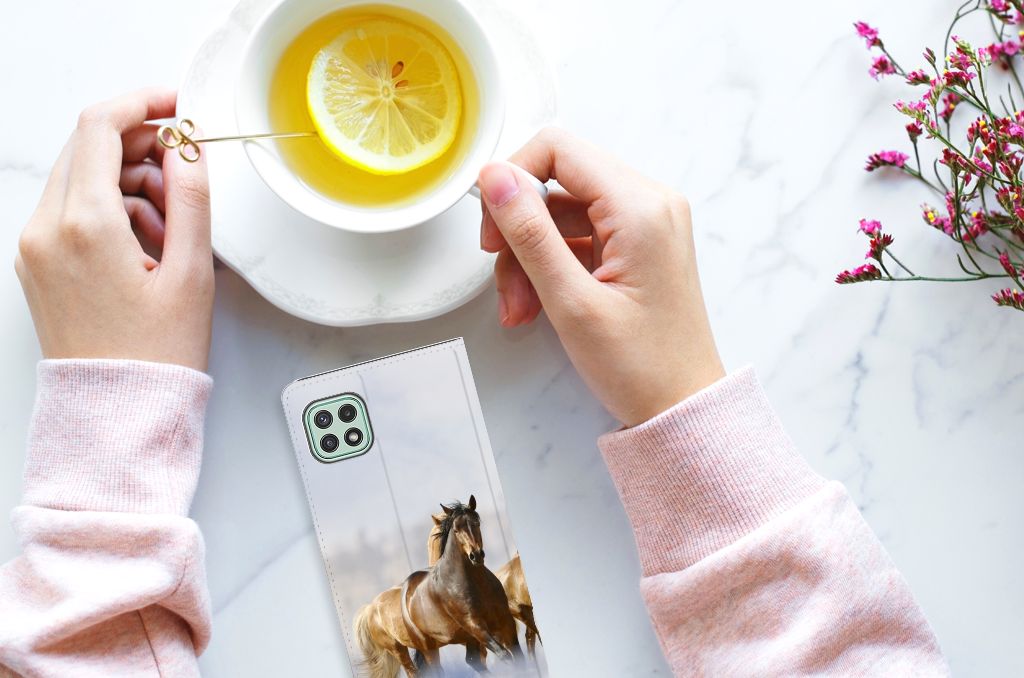 Samsung Galaxy A22 5G Hoesje maken Paarden met een afbeelding van paarden en een warme drank.