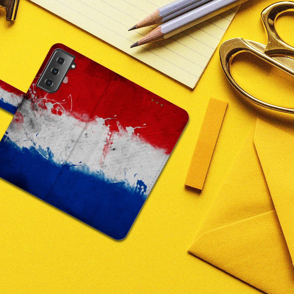 Samsung Galaxy S21 Bookstyle Case Nederland met artistiek ontwerp van de Nederlandse vlag op een bureau