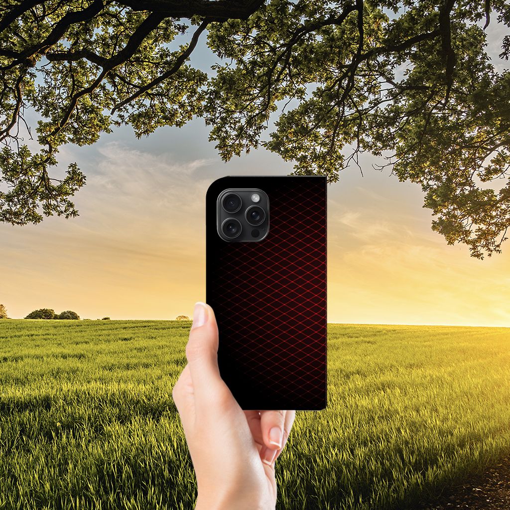 iPhone 15 Pro Max Hoesje met Magneet Geruit Rood in hand tegen een zonnige achtergrond.