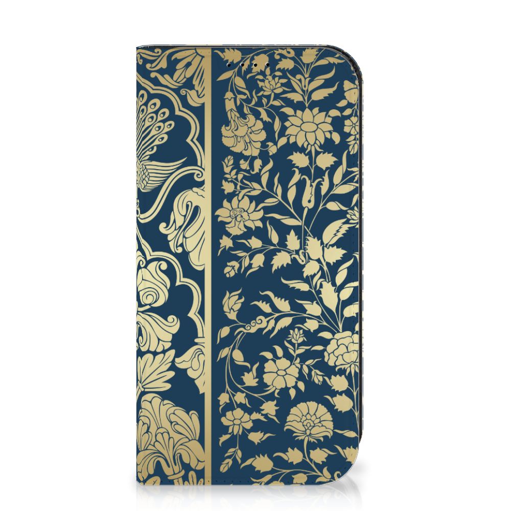 iPhone 15 Pro Smart Cover Beige Flowers met een elegant bloemenpatroon op een donkerblauwe achtergrond.