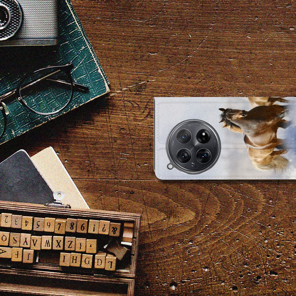 OnePlus 12 Hoesje maken Paarden op een houten tafel met vintage accessoires