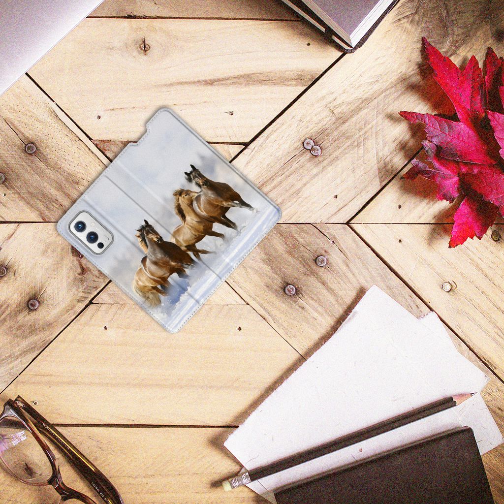 OnePlus 9 Hoesje maken Paarden met prachtige paardensilhouetten op een houten tafel.