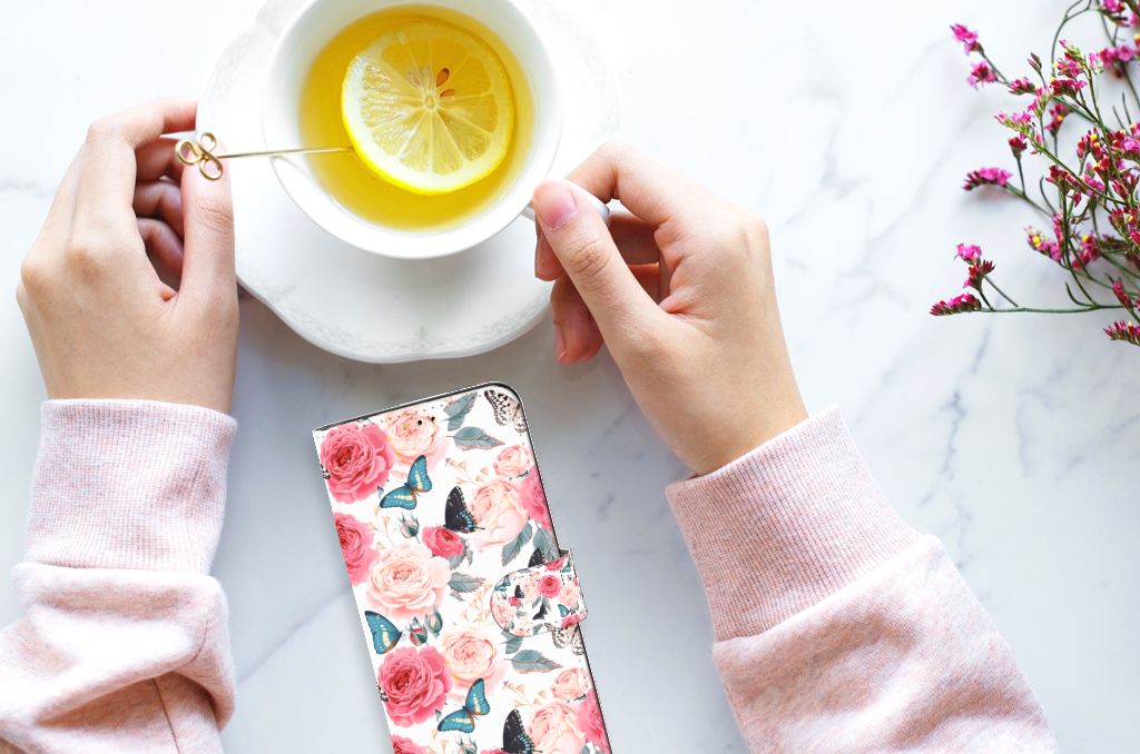 Samsung Galaxy A14 5G Hoesje Butterfly Roses naast een kopje thee met citroen.