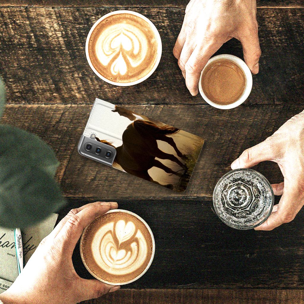 Samsung Galaxy S21 FE Hoesje maken Design Cowboy met paardenprint op tafel met koffie.