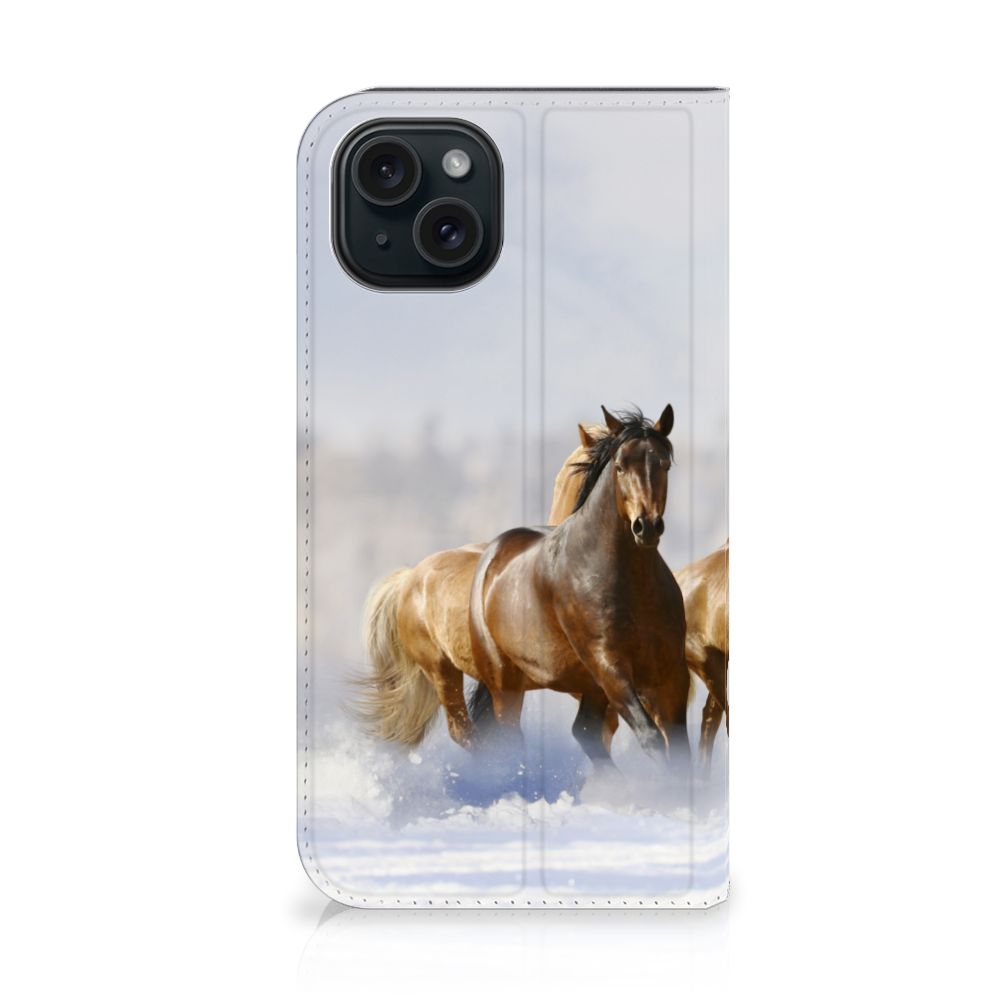 iPhone 15 Hoesje maken Paarden met een afbeelding van rijdende paarden op de voorkant.