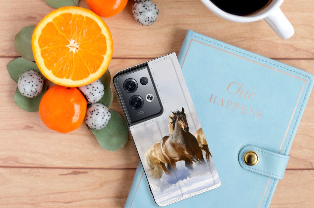 OPPO Reno8 Pro Hoesje maken Paarden met een prachtig paardenontwerp op een bureau met fruit en een notitieboek.